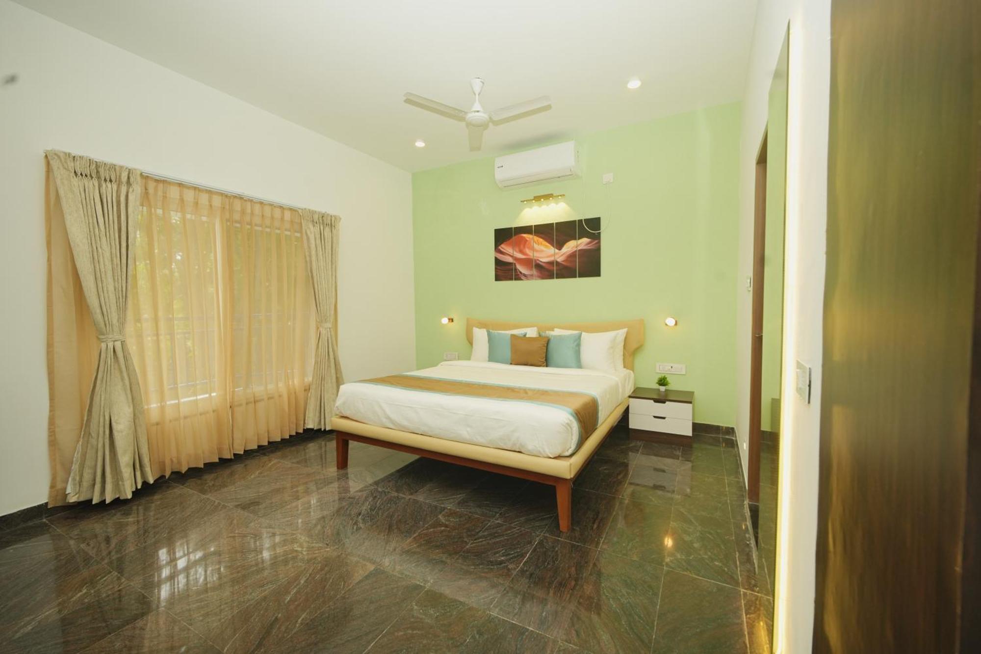 Bay Breeze Hotel 2*